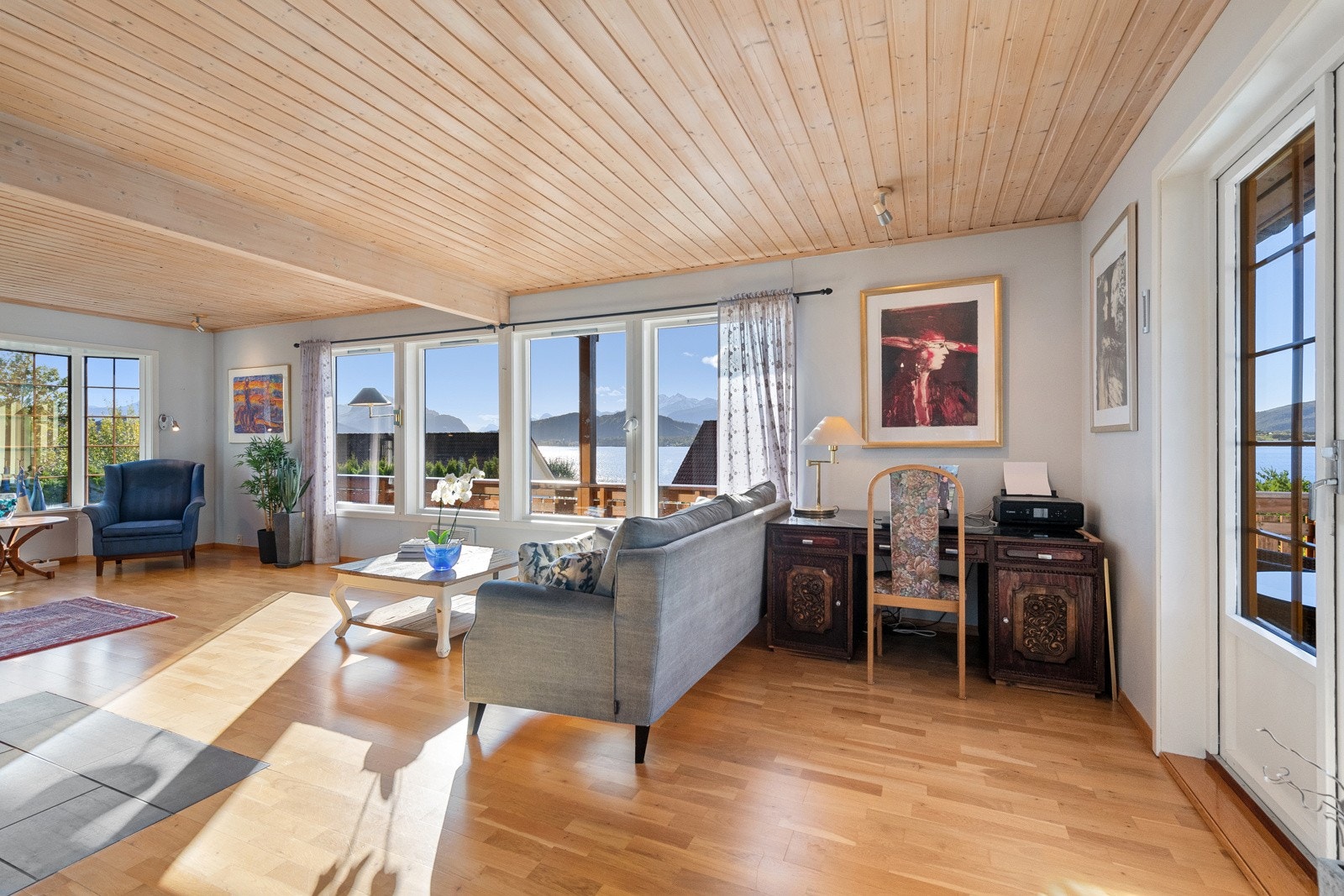 På stuens vestvegg er det utgang til terrasse og veranda. Galleribilde