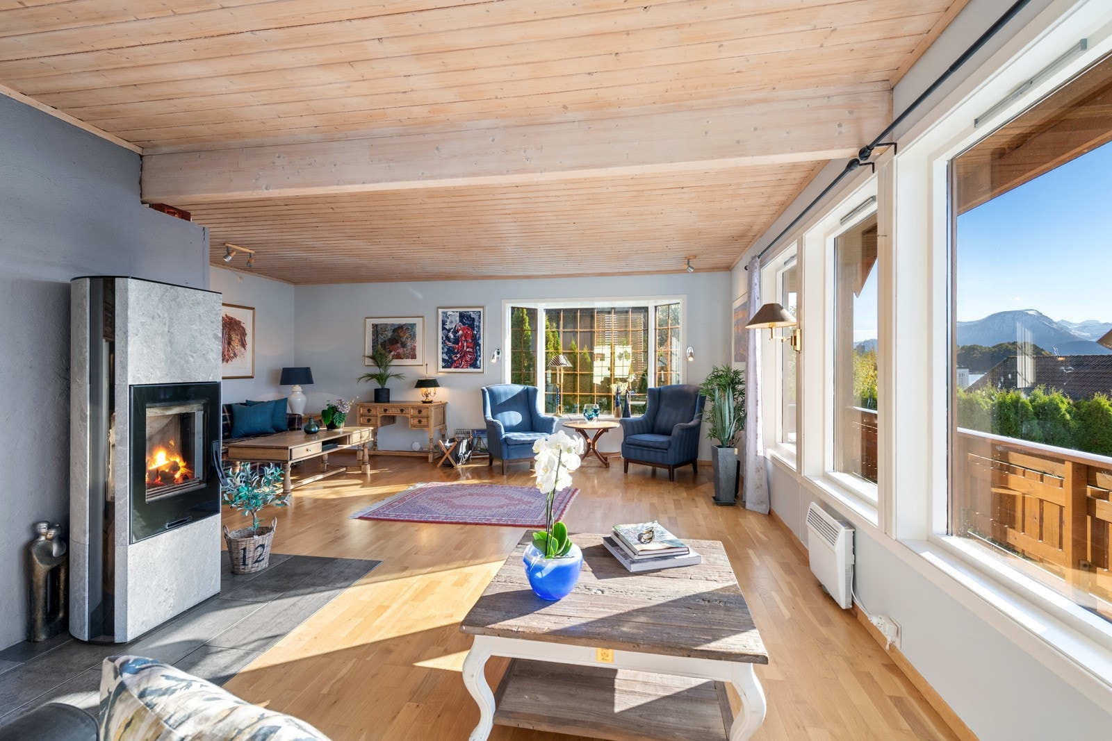 Den flotte klebersteinsovnen varmer godt. I stue er det for øvrig også varme i gulvet. Galleribilde