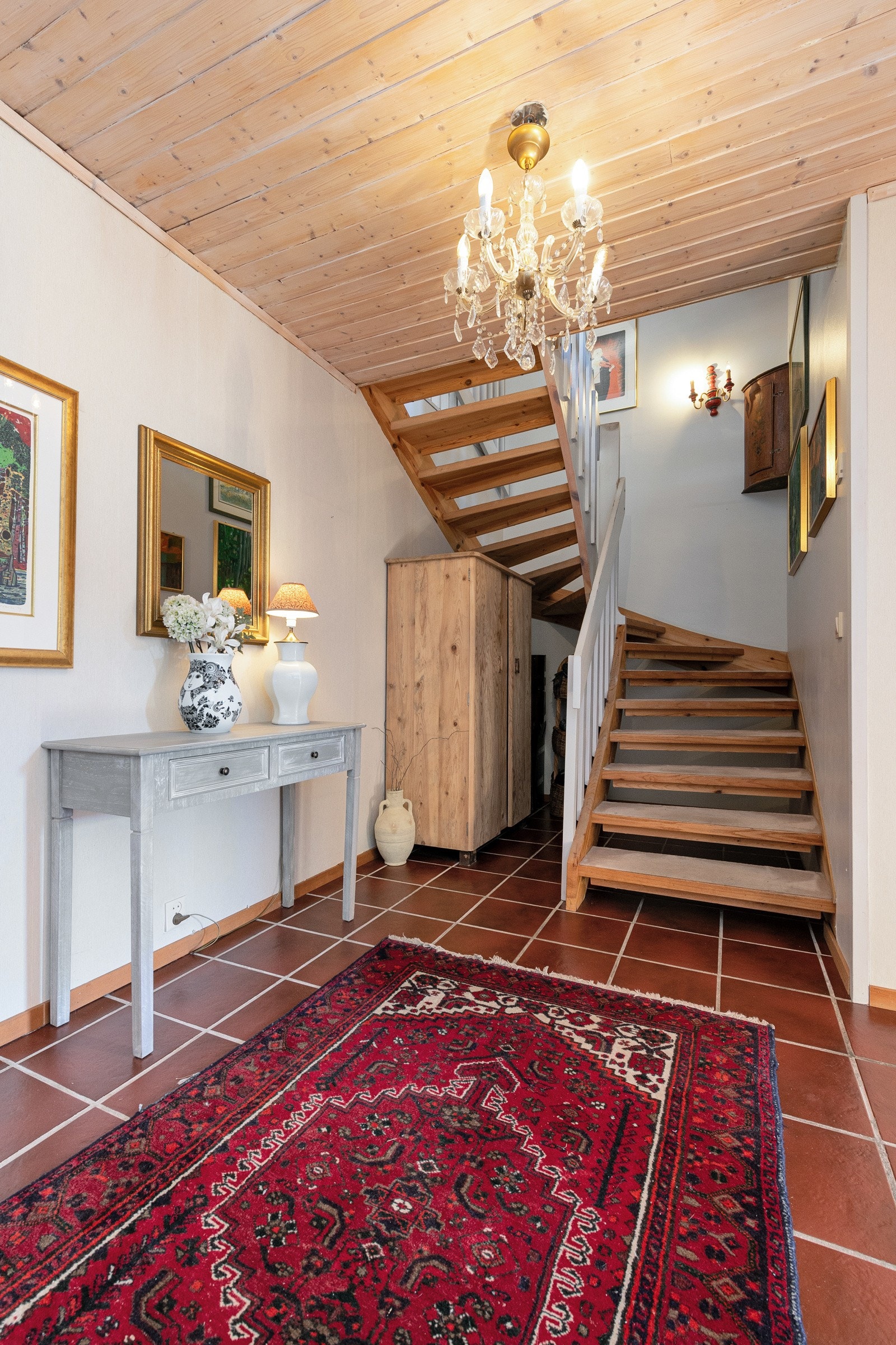 I tillegg til vindfang finnes det romslig hall i underetasjen Galleribilde