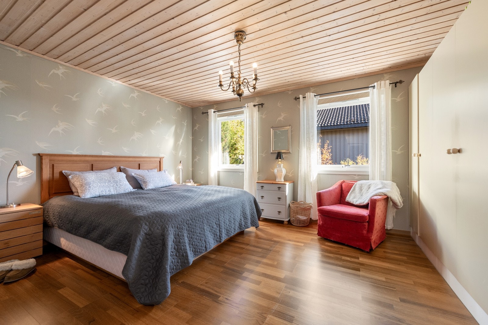 Hovedsoverommet har vindu mot øst og plassbygde garderobeskap Galleribilde