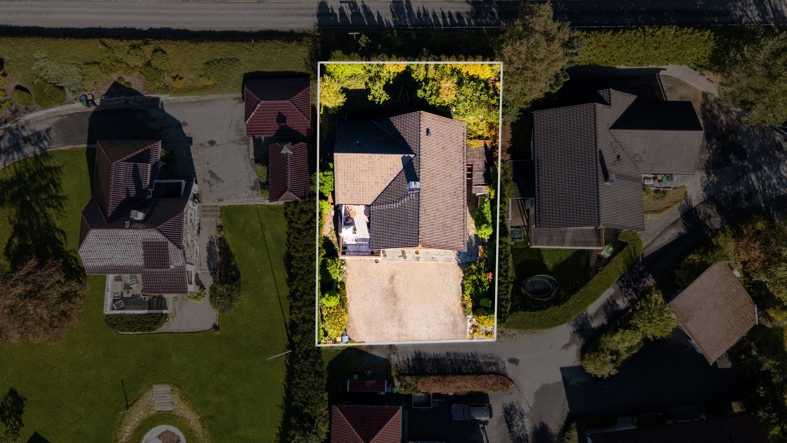 Dette er eneboligen for deg som vil ha gode solforhold, ha kort veg til både Moa, sykehuset, offentlig transport, og som ikke ønsker hagearbeid Galleribilde