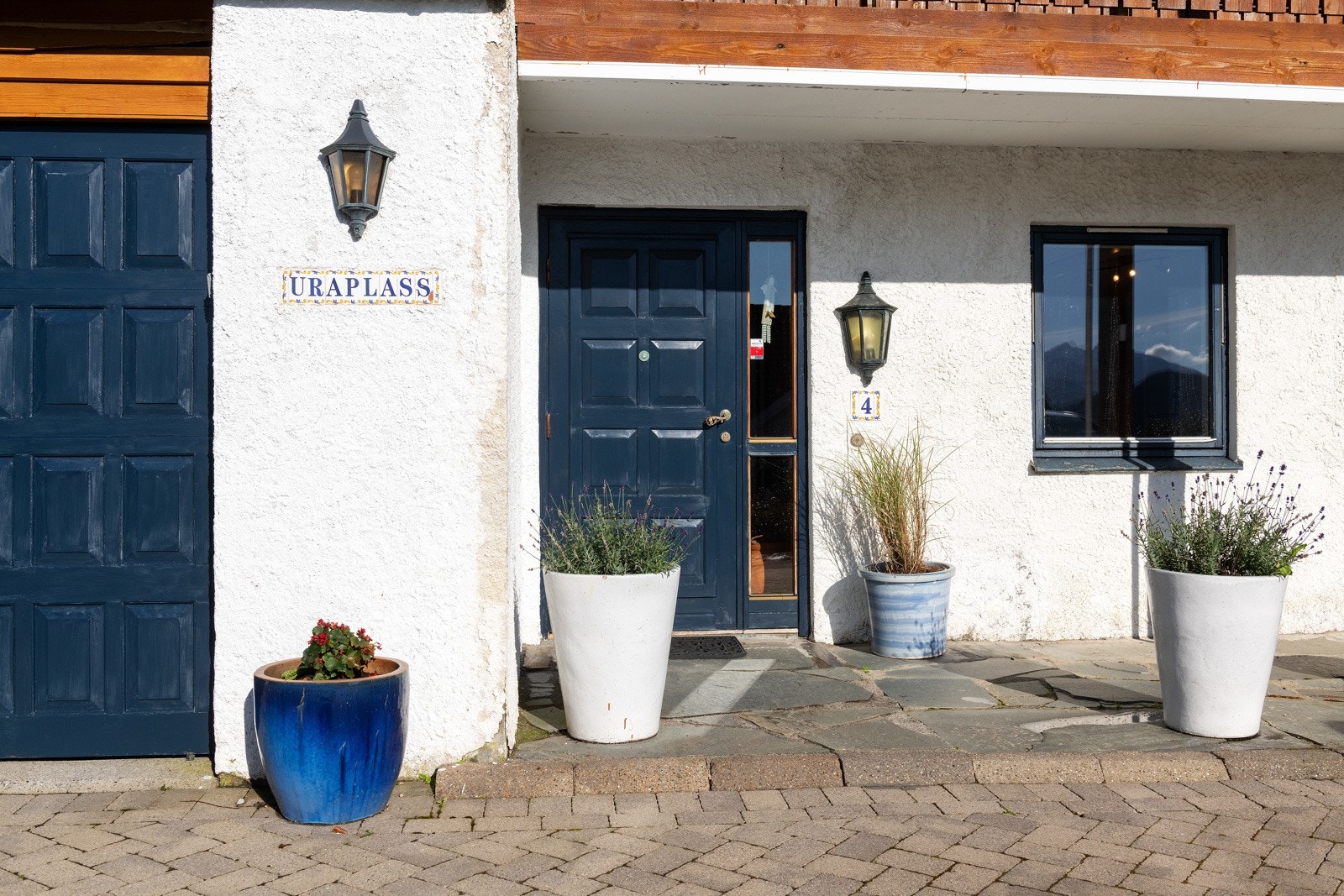 Garasjeport og inngangsdør er nylig malt - høsten 2024 Galleribilde