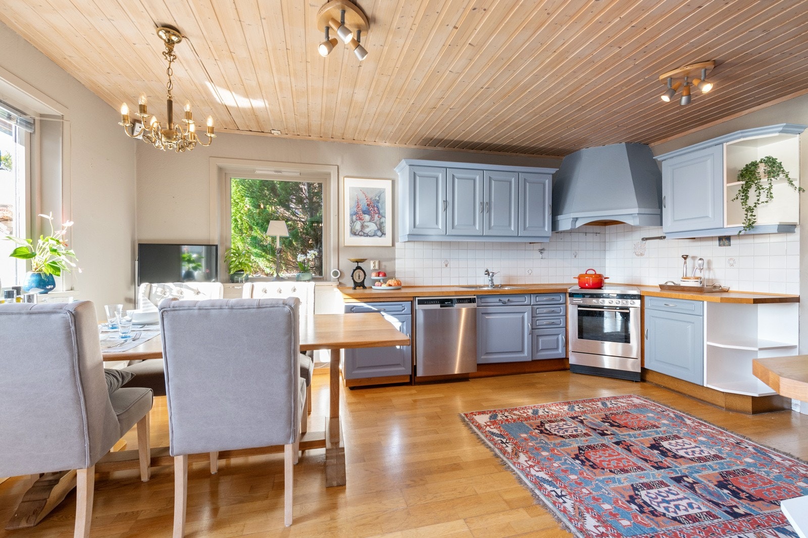 Romslig kjøkken med god plass til familien rundt kjøkkenbordet Galleribilde