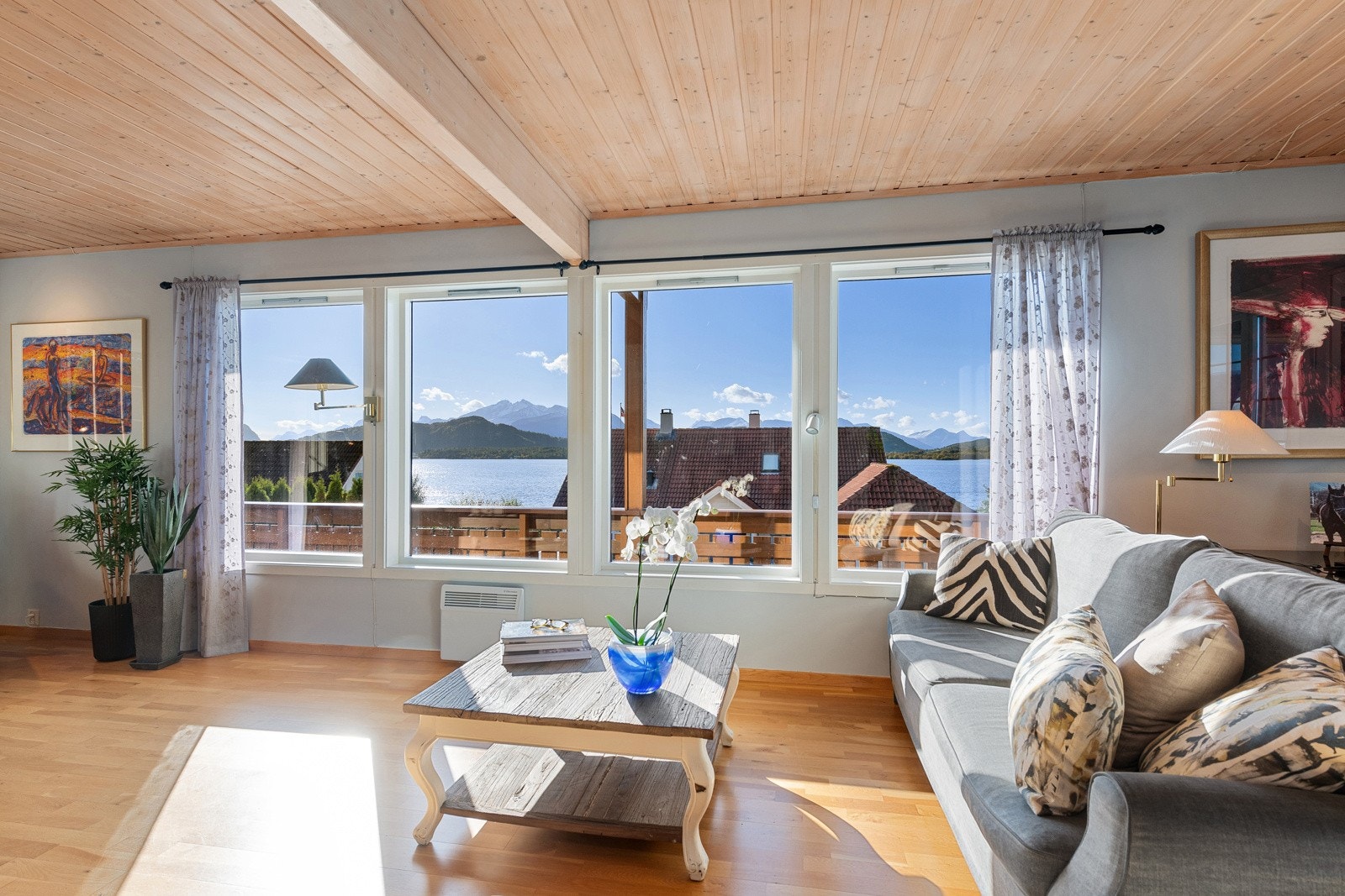 Arealet på stue gir deg mange møbleringsmuligheter Galleribilde