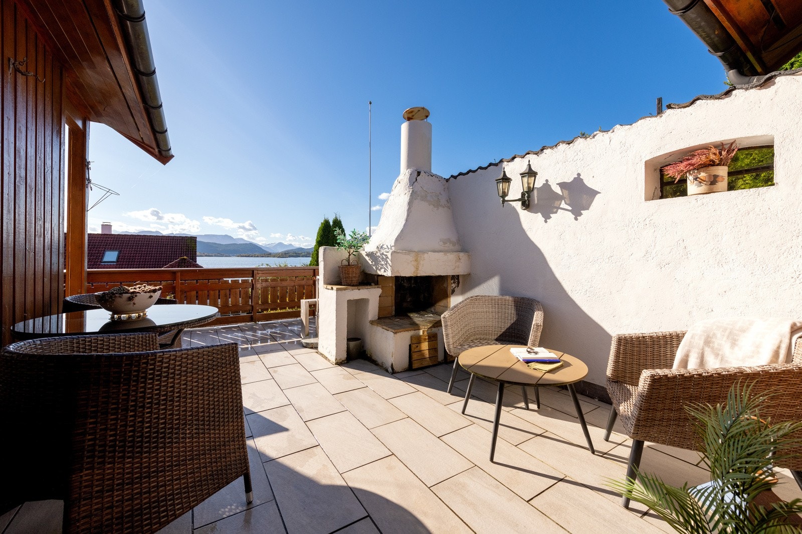 Uteplas som er skjermet og uten innsyn. Upåklagelige solforhold, sommer som vinter Galleribilde