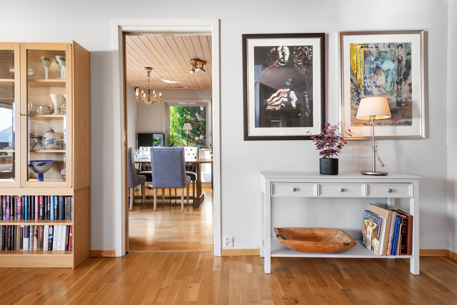 Mellom stue og kjøkken er det skyvedør Galleribilde