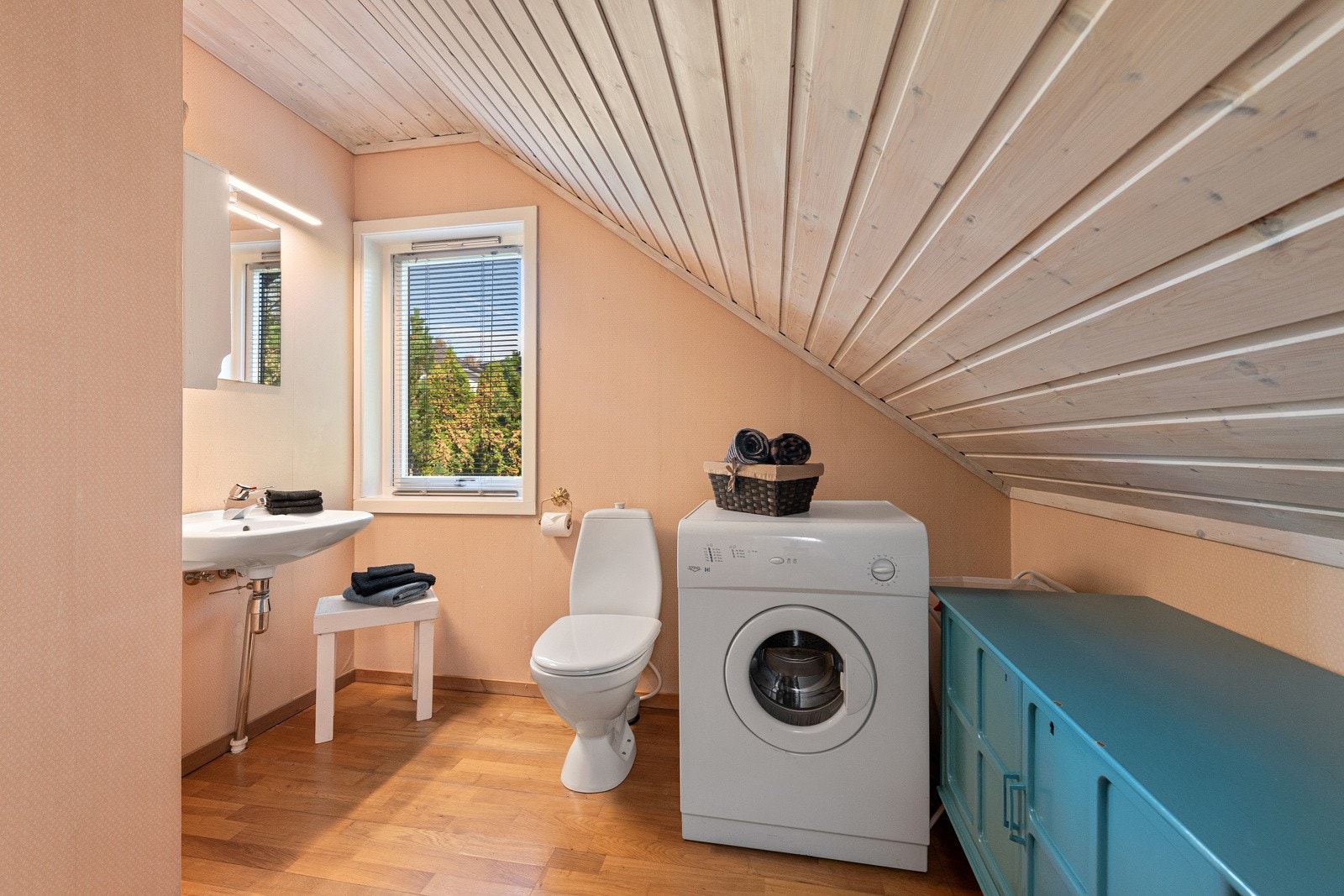 I loftetasjen er det toalettrom med gulvstående toalett og vaskeservant Galleribilde
