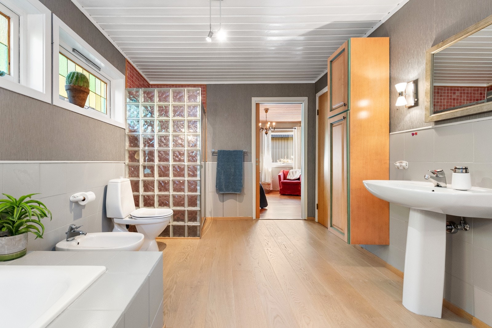 Legg merke til taket på badet. En idé til andre rom som stue og kjøkken for eksempel ? Galleribilde