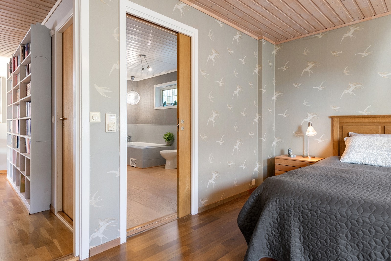 Praktisk skyvedør mellom bad og hovedsoverom Galleribilde