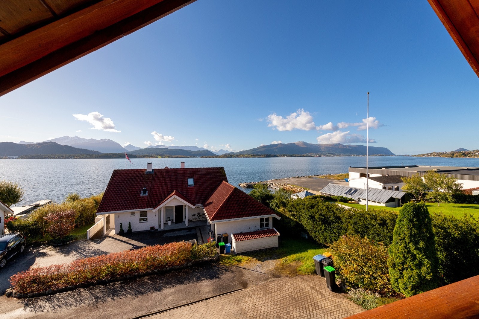 Utsikt fra loftsstue mot syd og sydvest Galleribilde