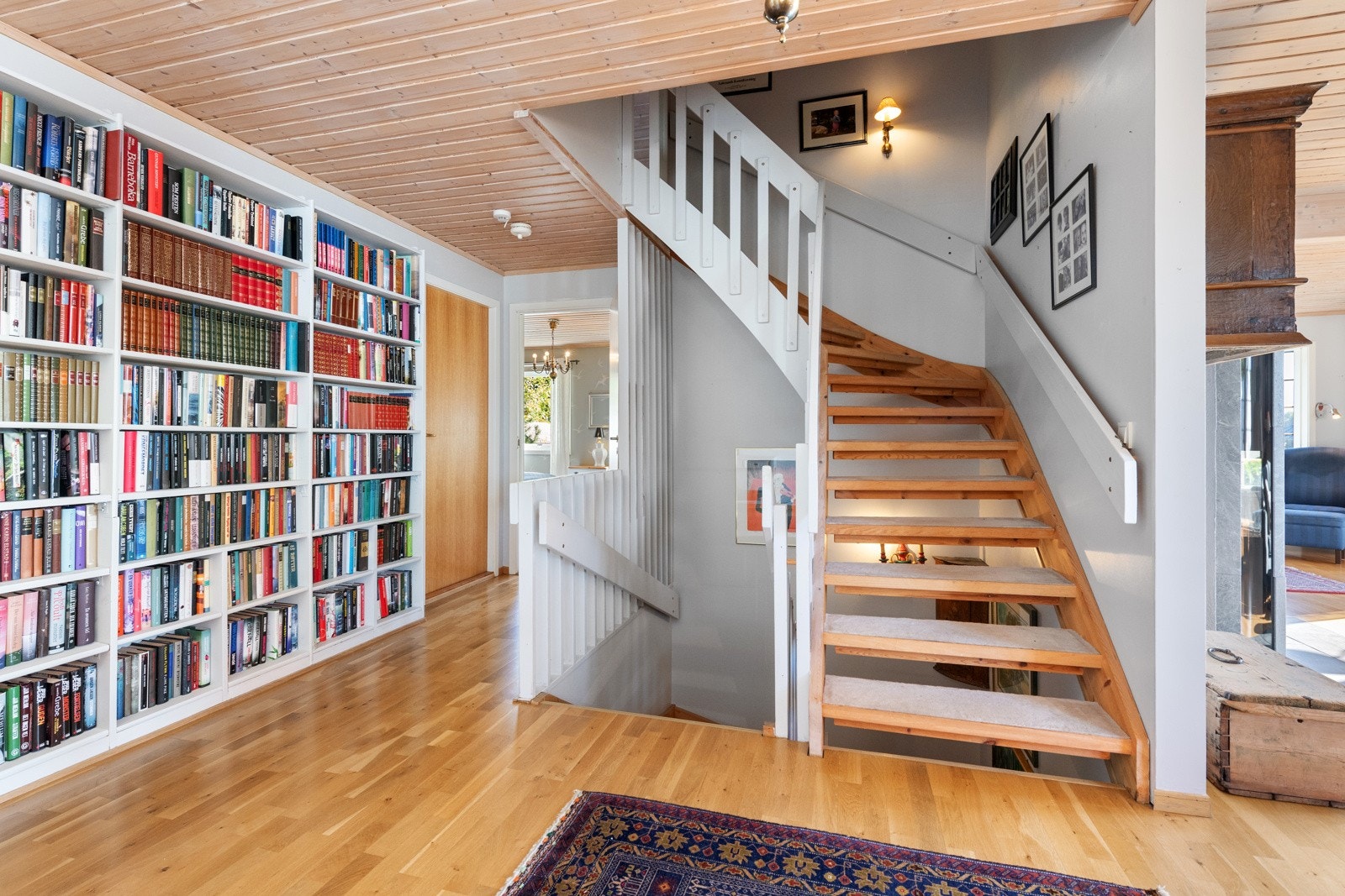 Trappegang opp til loftsetasje, dør inn til venstre går til badet Galleribilde