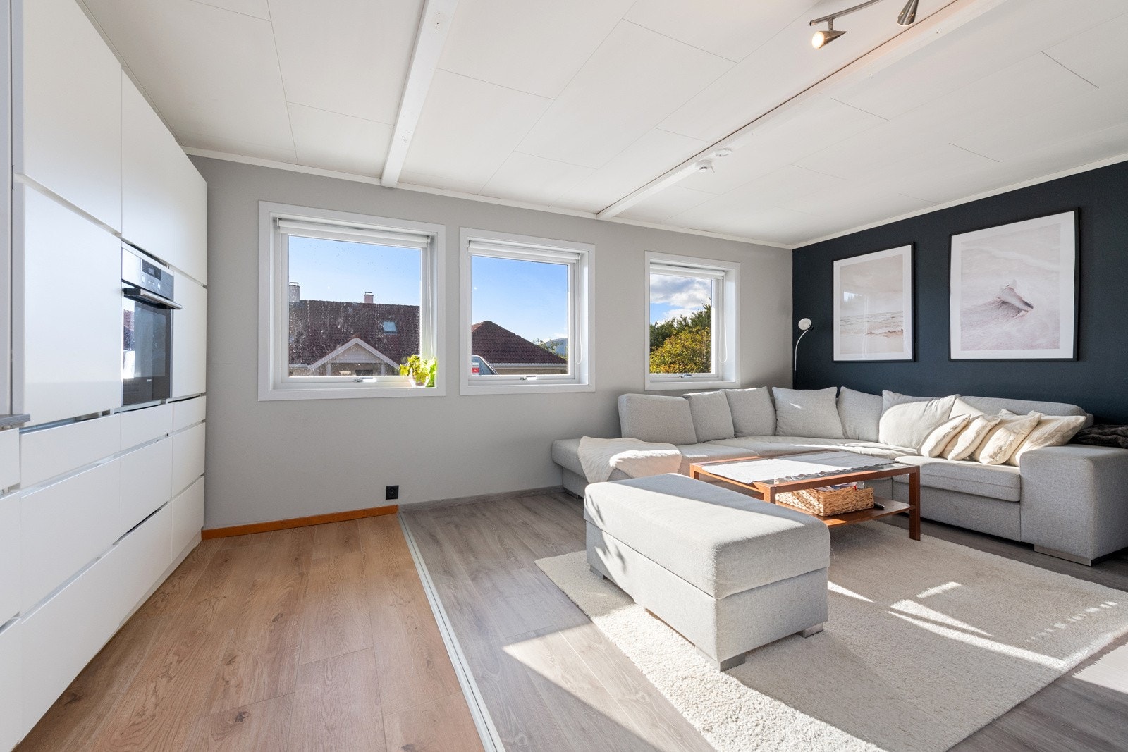 Sokkelleiligheten fremstår som både lys og velholdt Galleribilde