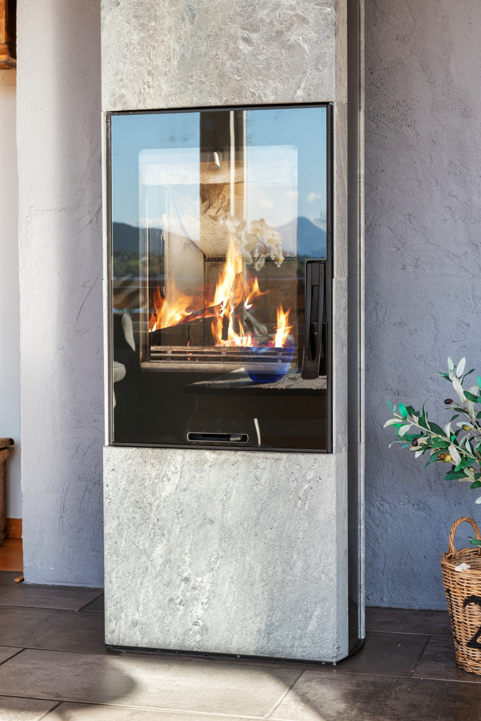 Hva er vel bedre en å kose seg i sin egen stue foran denne flotte klebersteinsovnen ? Galleribilde