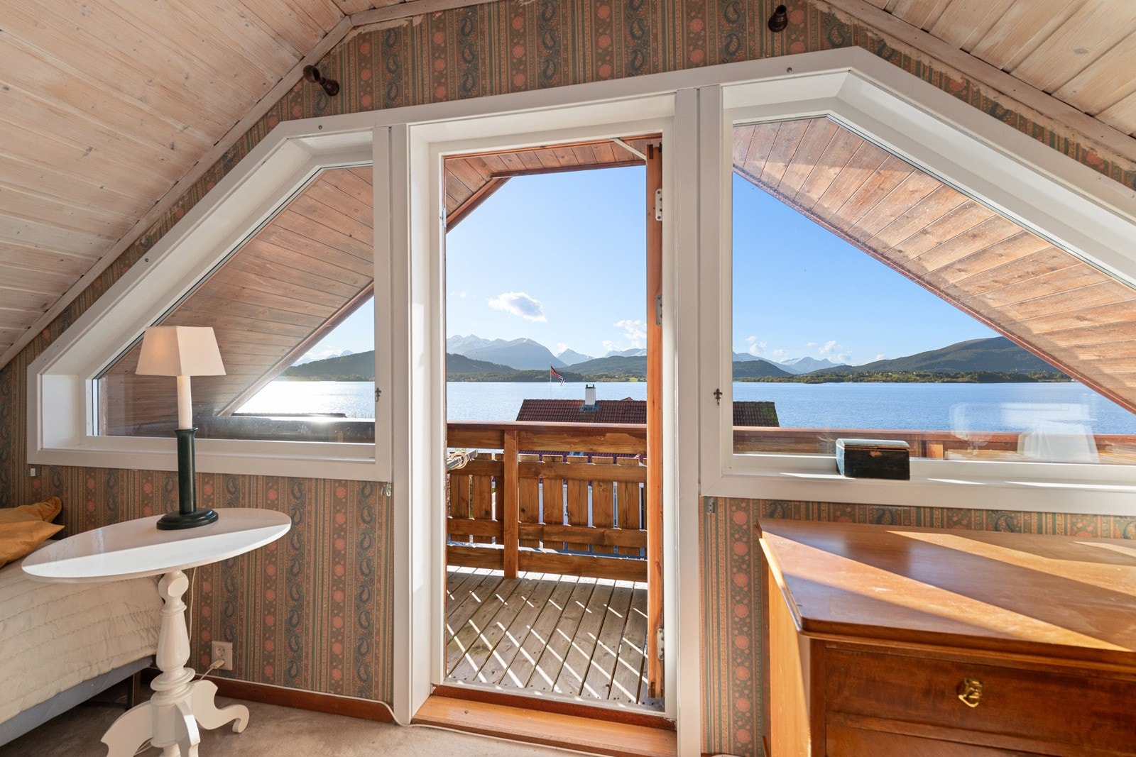 Fra loftsstue er det utgang til veranda med panoramautsikt mot Borgundfjorden og mot Sunnmørsalpene Galleribilde