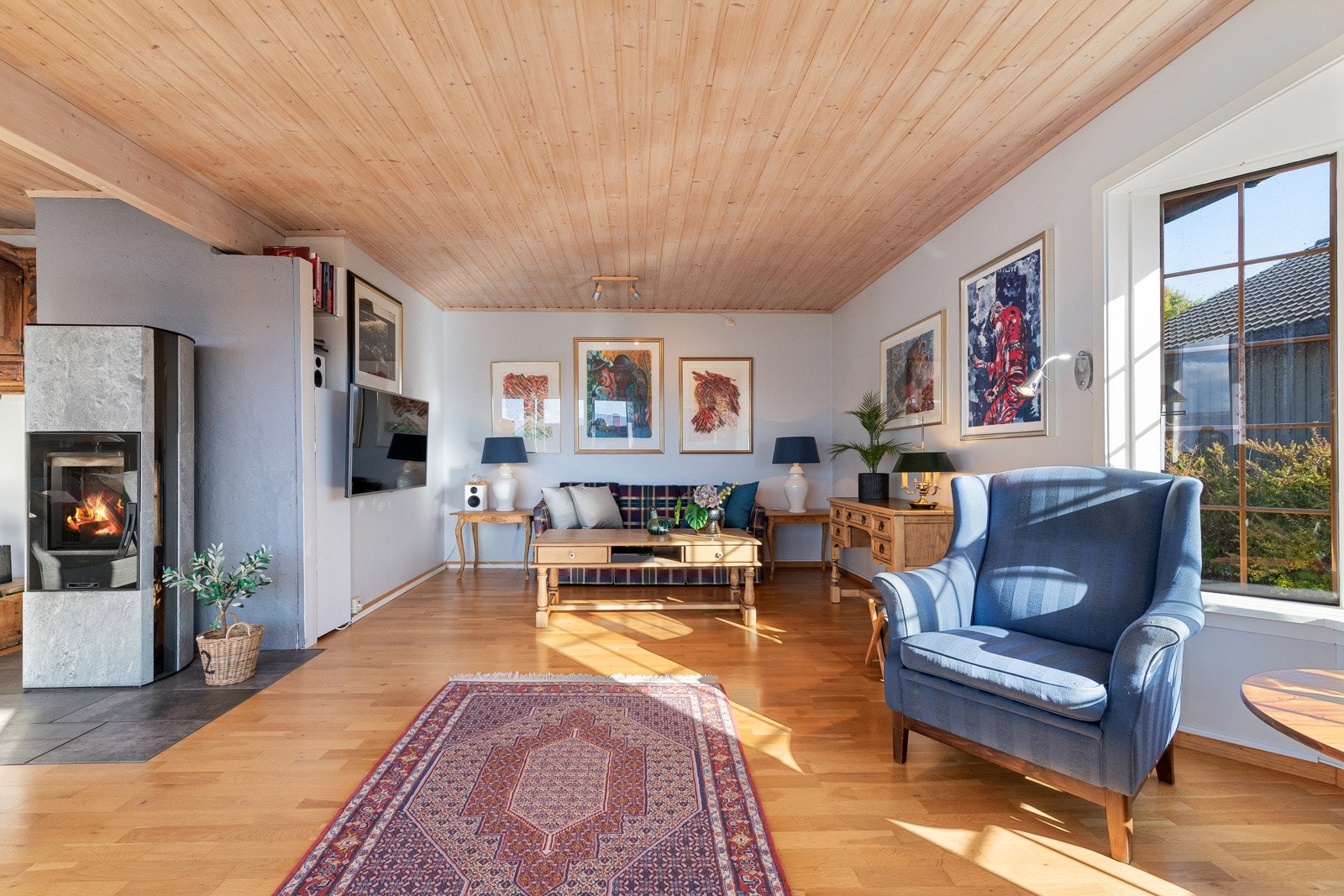 Stuen er romslig med flere møbleringsmuligheter. Galleribilde