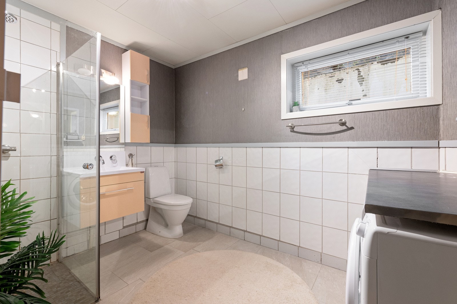 Badet i utleiedelen har også plass for vaskemaskin Galleribilde