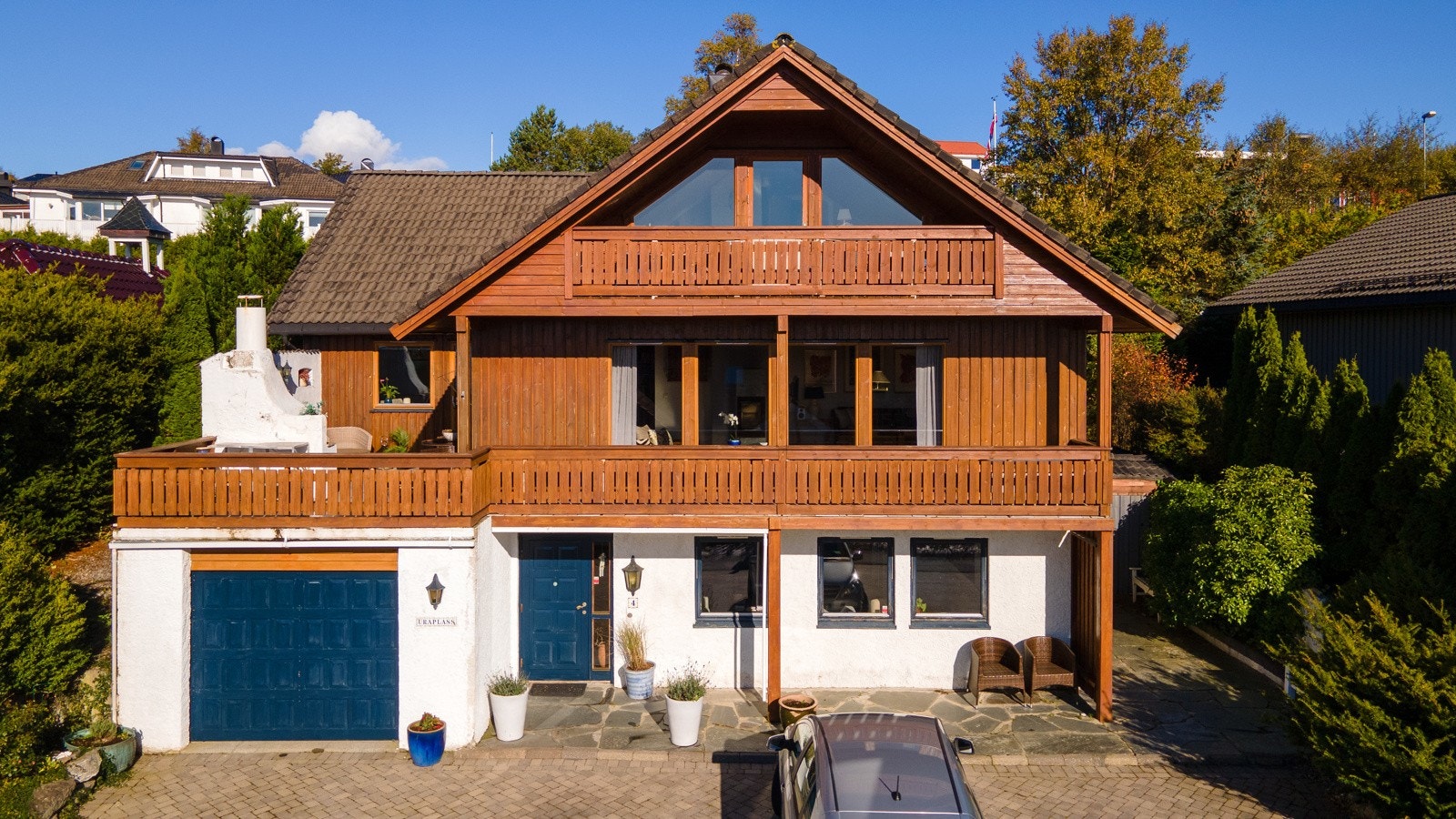 De tre vinduene i sokkeletasje tilhører utleiedel - egen inngang på østsiden Galleribilde