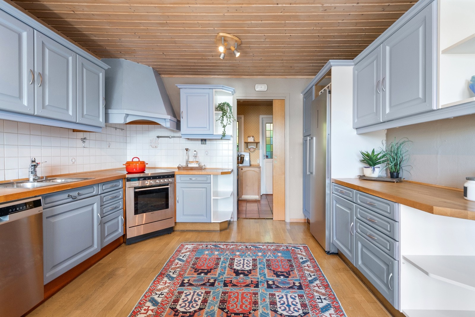 Legg merke til at bak kjøkken er det grovkjøkken og vaskerom. Galleribilde