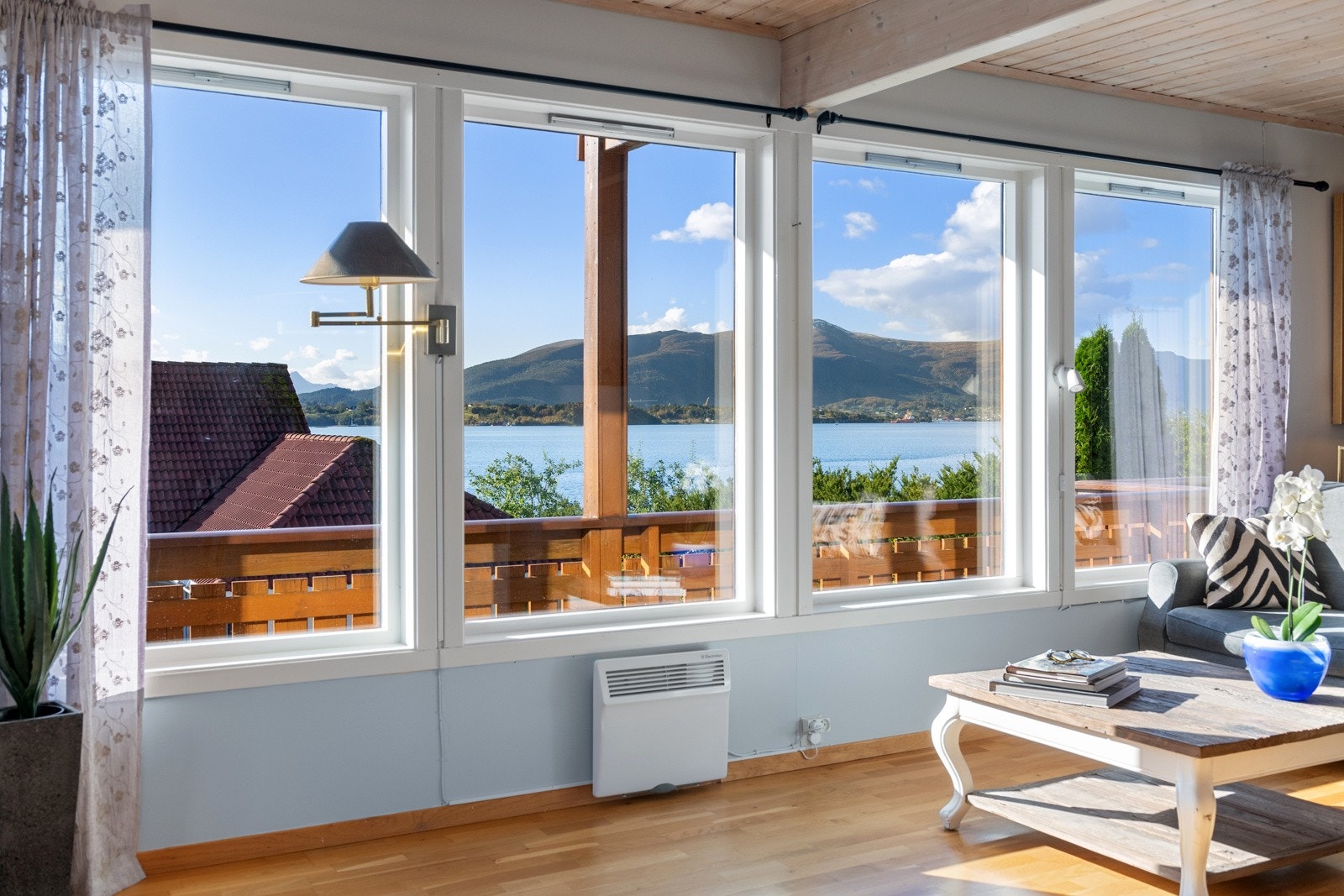 Man har god utsikt fra eiendommen og lite innsyn Galleribilde