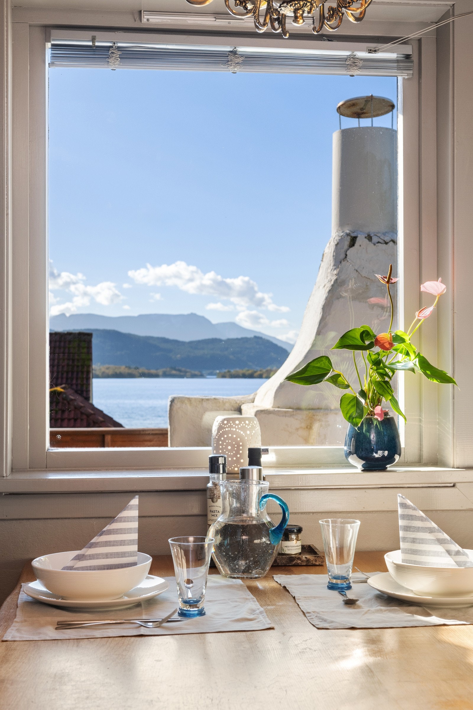 Fred og ro ved kjøkkenbordet, nyt utsikten mot Borgundfjorden Galleribilde