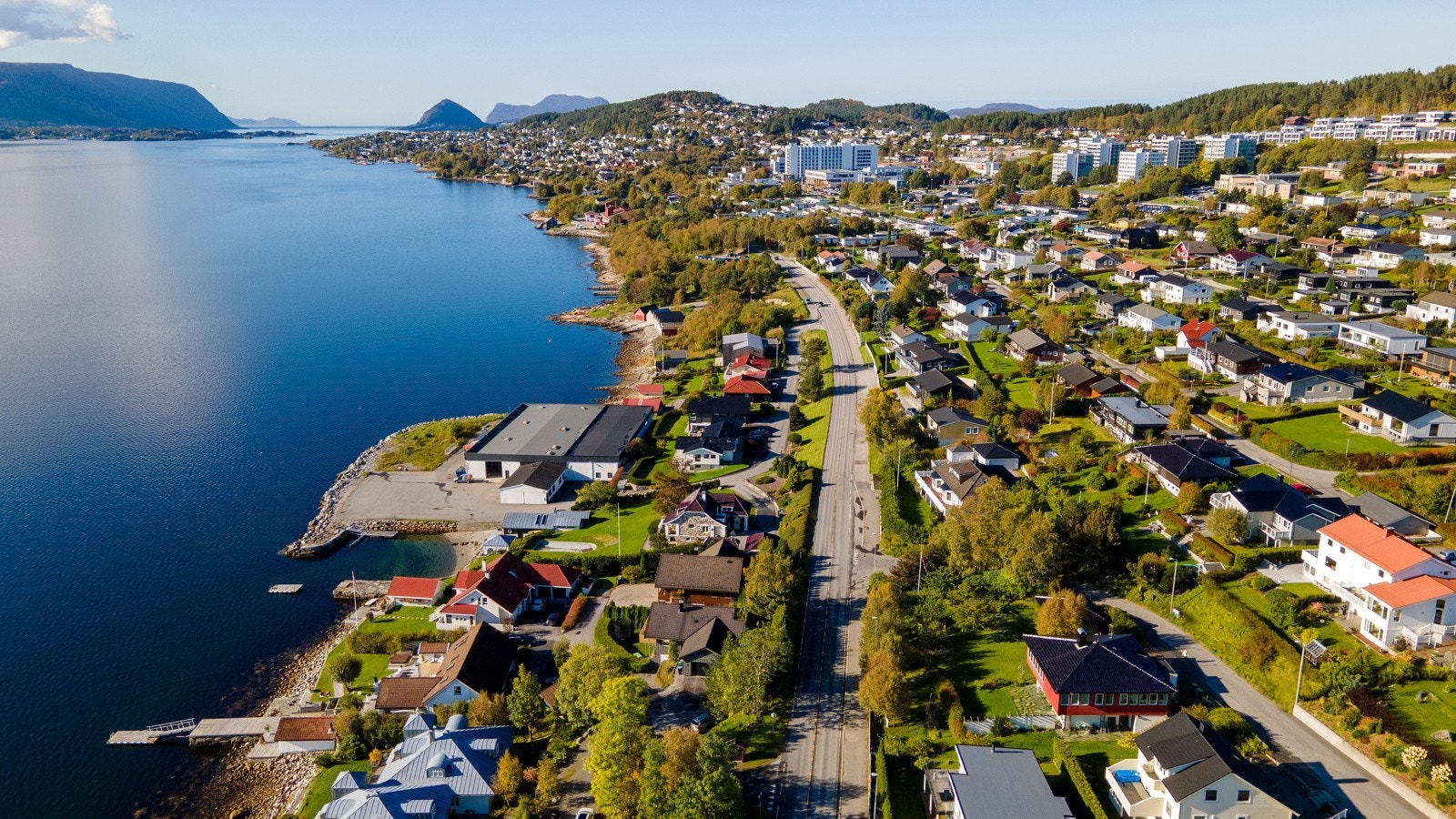 Dronebilde med utsikt vestover og over Borgundfjorden Galleribilde