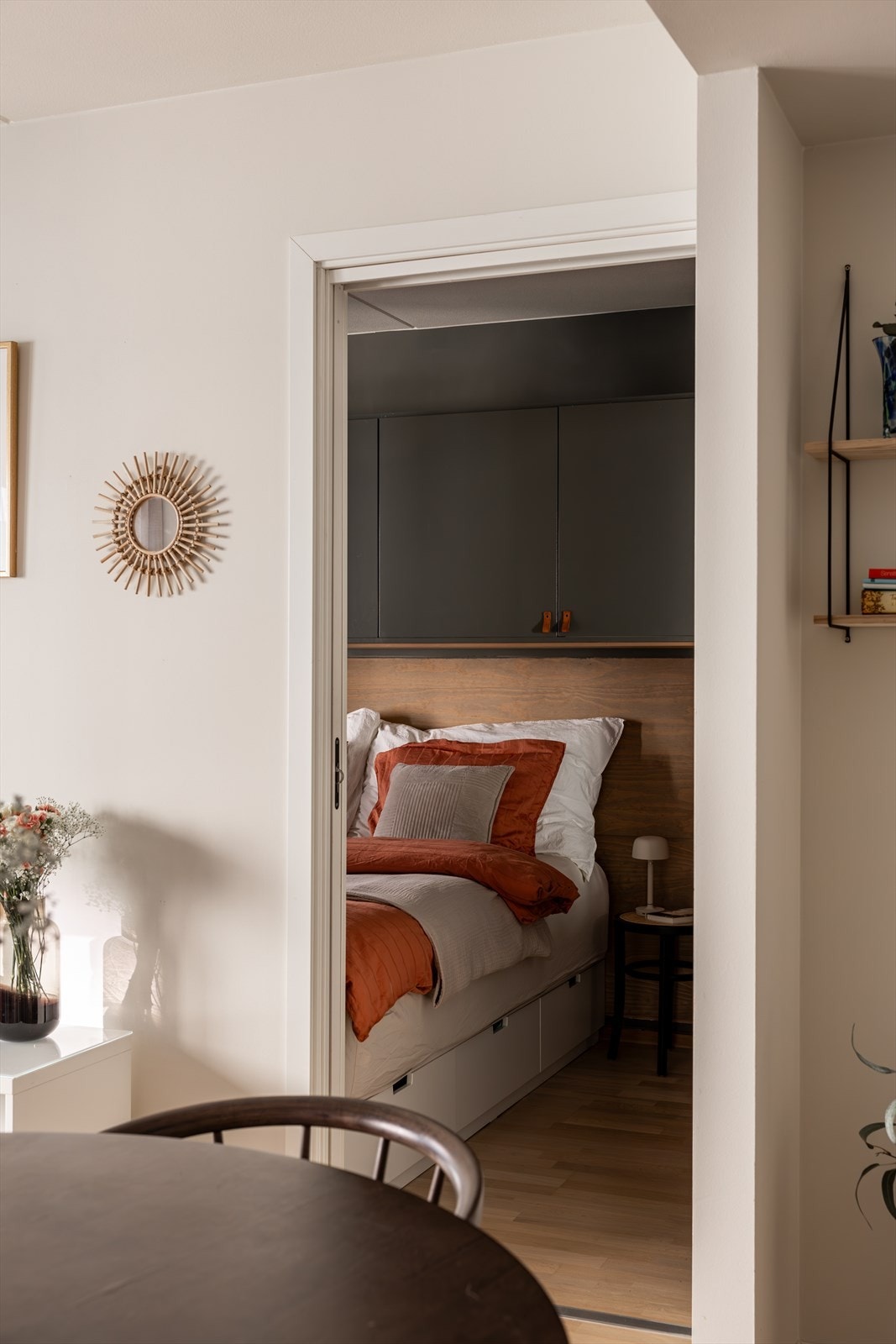 Fra stuen er det to dører inn til soverommet. Galleribilde