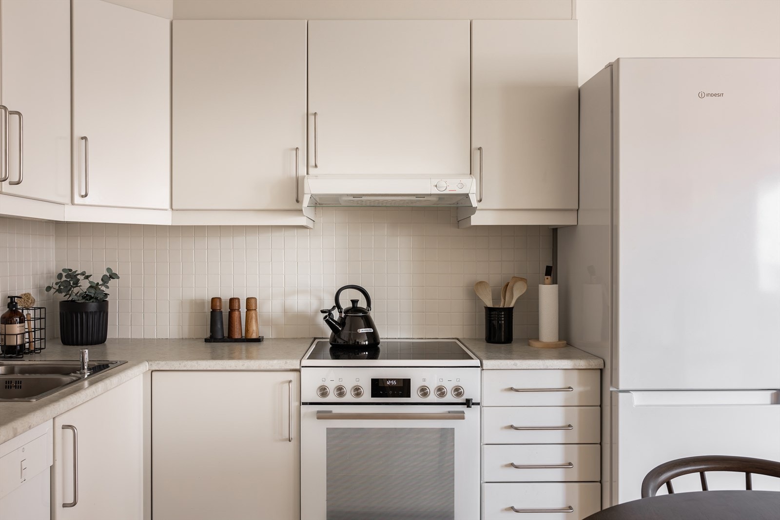 Kjøkkenet har en moderne innredning med glatte fronter og laminat benkeplate med nedfelt oppvaskkum og ett-greps blandebatteri. Galleribilde