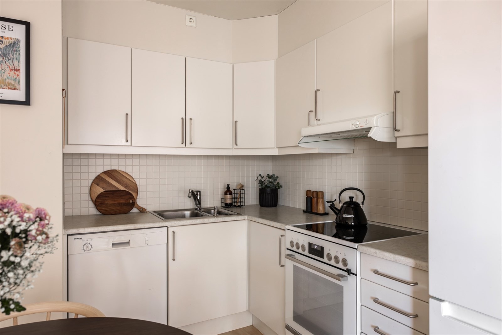 Kjøkkenet har komfyr og oppvaskmaskin, samt frittstående kjøl- og fryseskap som alle følger med salget. Galleribilde