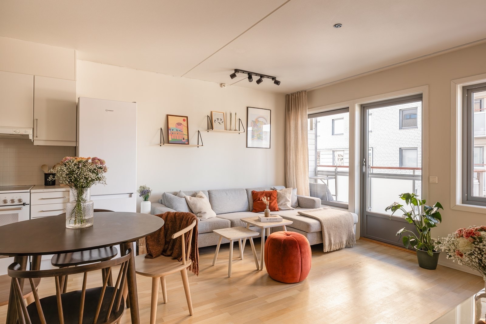 Boligen har en romslig stue med god plass til både sofa og spisebord! Galleribilde