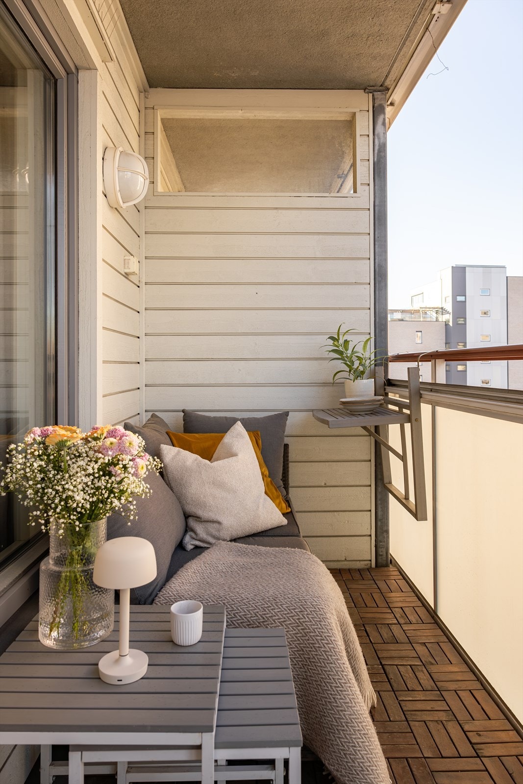 Det er også montert stikkontakt for lampe eller f.eks varmelampe som forlenger brukstiden! Galleribilde