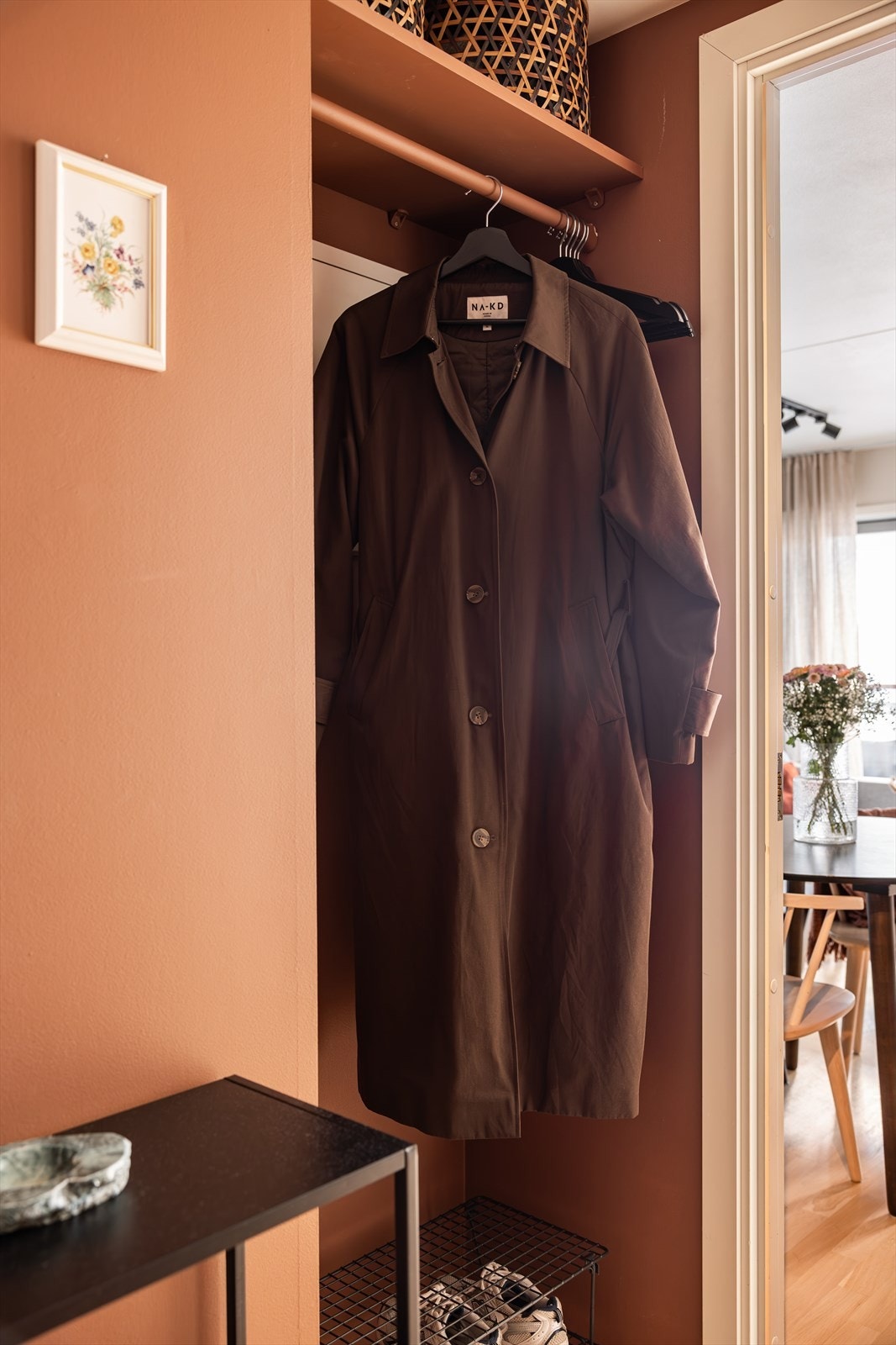 Det er plass til oppheng av yttertøy på garderobestang og hattehylle, slik at inngangspartiet holdes ryddig. Galleribilde