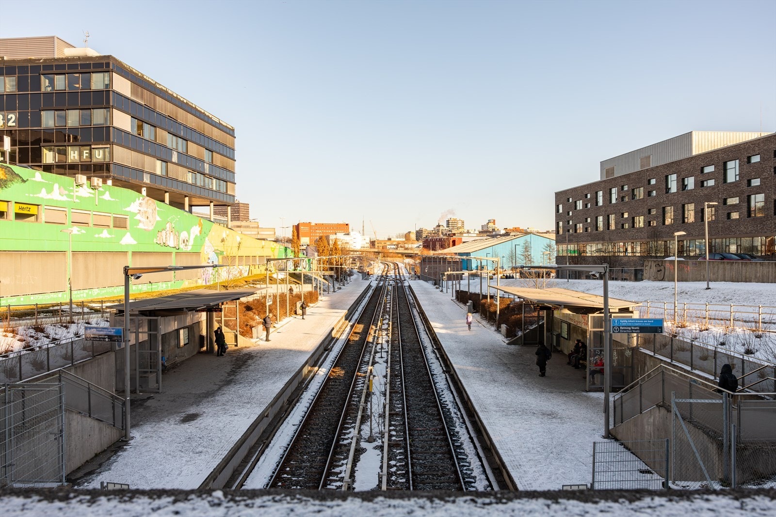 Hasle T-banestasjon ligger i kort gangavstand og gir enkel tilgang til sentrum og resten av byen. Galleribilde