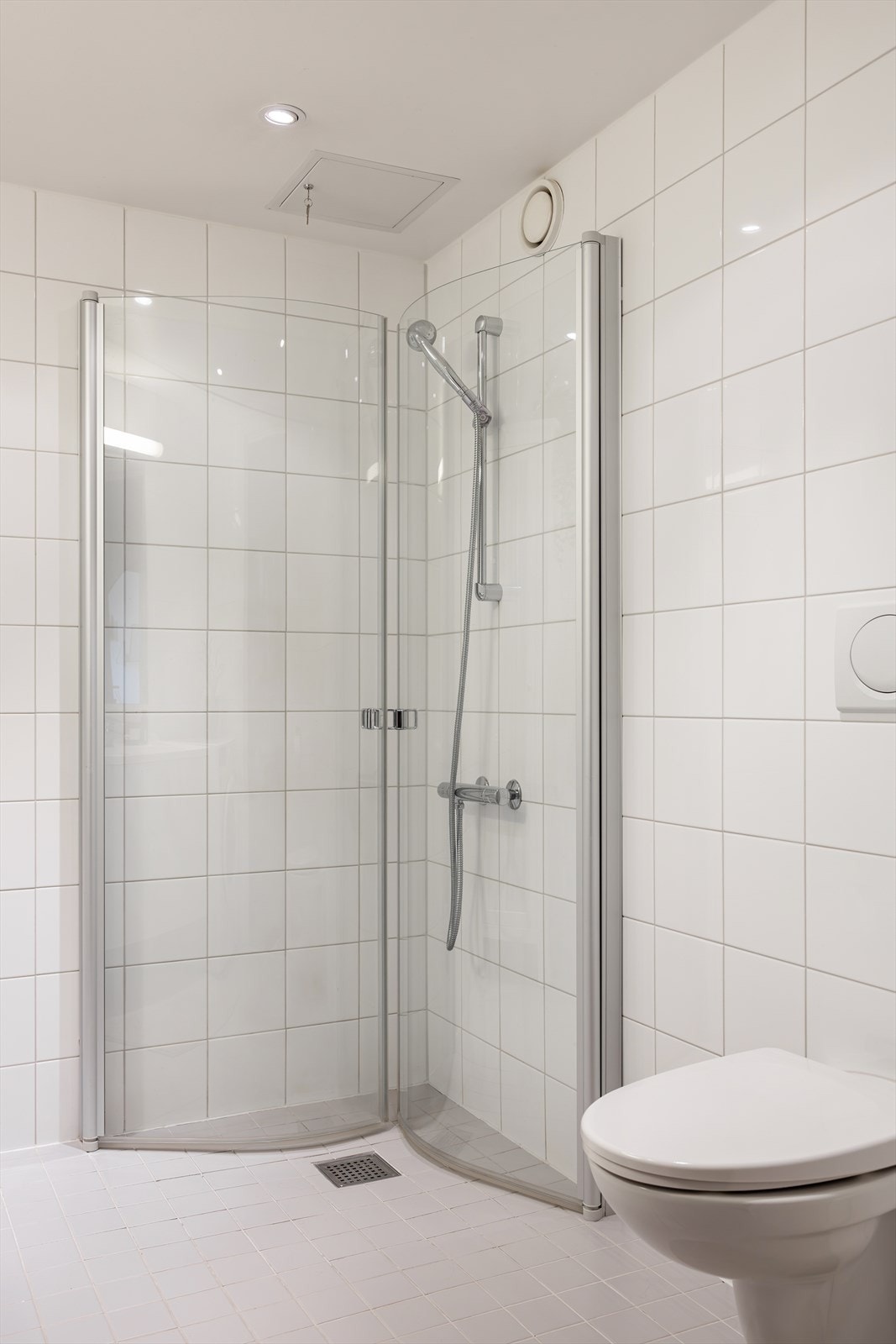 Det er varme i baderomsgulvet, noe som gir velbehag under morgen -og kveldsstellet. Galleribilde