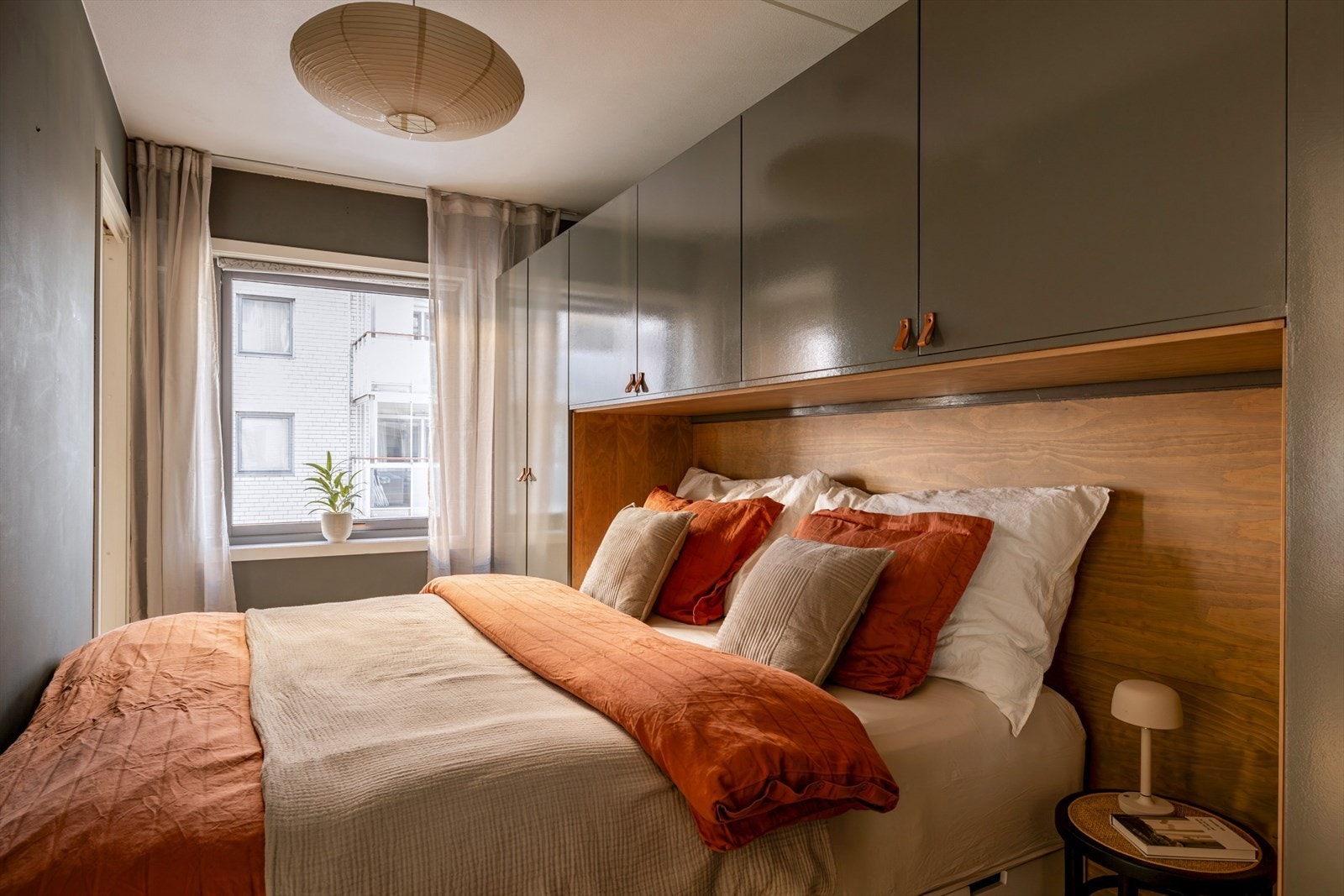 Et gjennomført soverom med veldig god plass til oppbevaring i medfølgende garderobeskap. Galleribilde