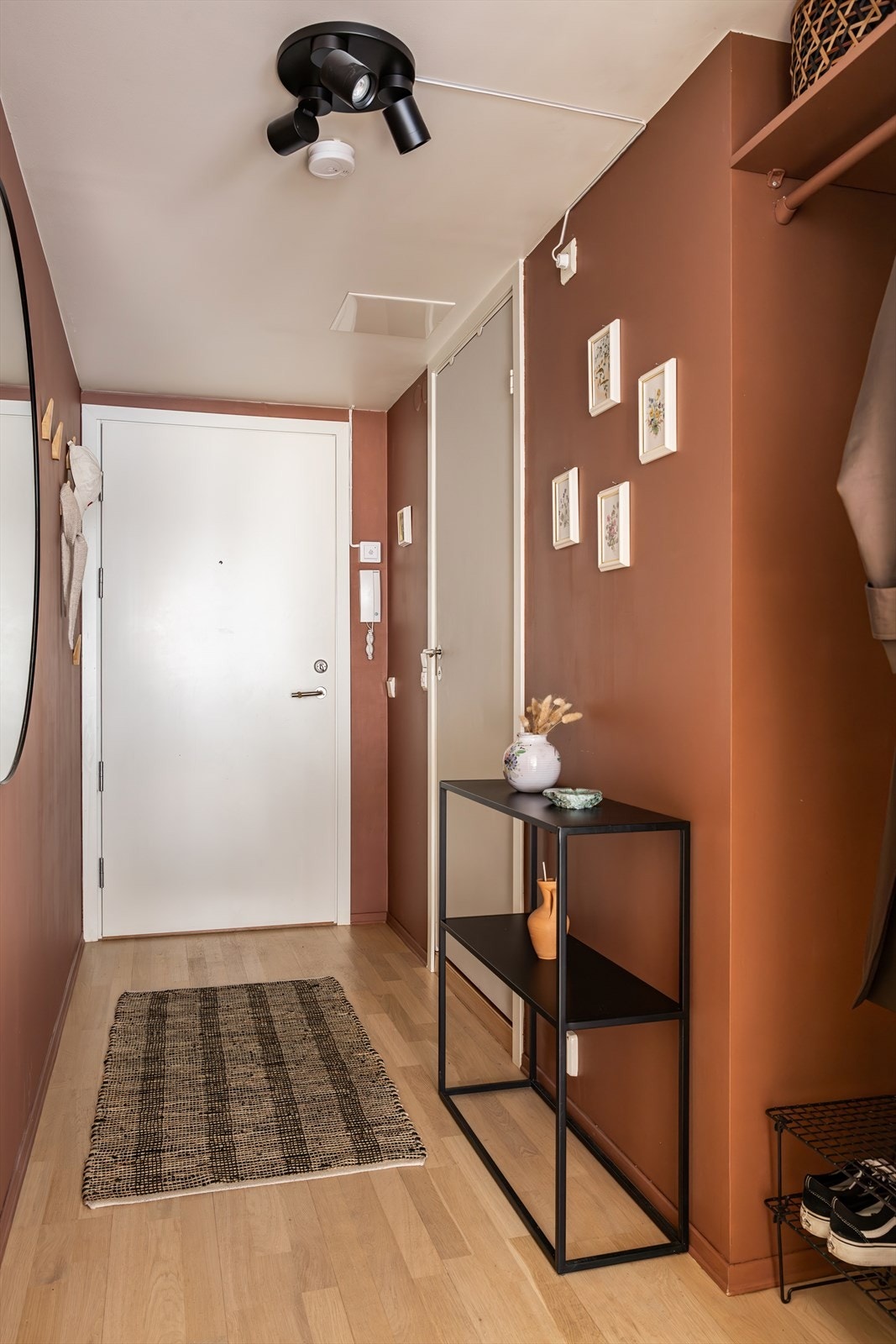 Velkommen inn til en innbydende entré som gir et godt førsteinntrykk v boligen. Galleribilde