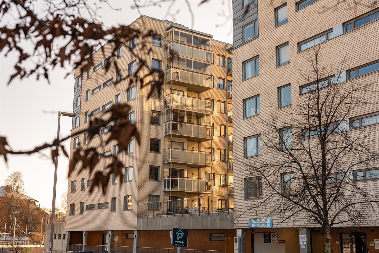 Boligen ligger få skritt både fra t-banen, parkområder og Hasle senter med alt du trenger ! En ekstremt lettvint hverdag. Galleribilde