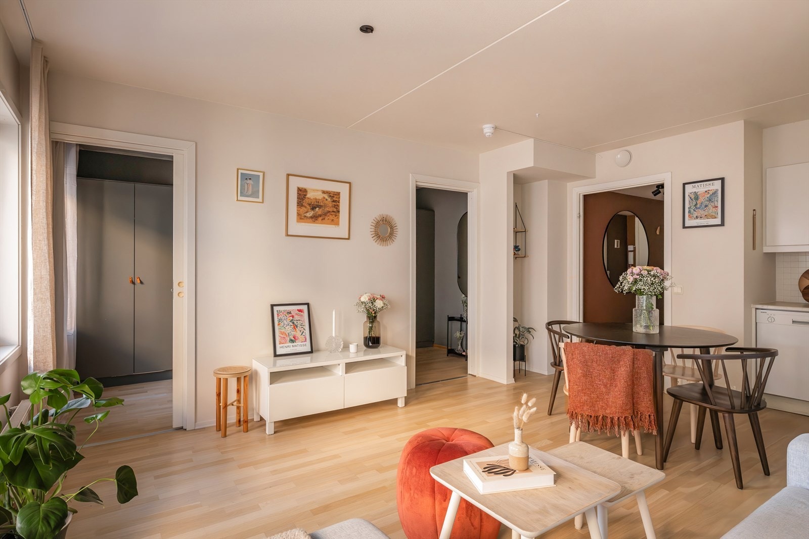 Fin utforming på stuen med gode og naturlige soner for innredning! Galleribilde