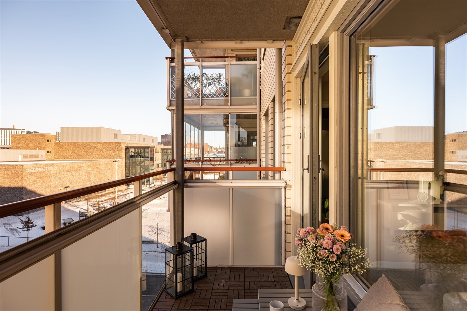 Denne boligen har en flott balkong på ca. 4 kvm. God plass til sittegruppe og ønskelig utemøblement. Galleribilde