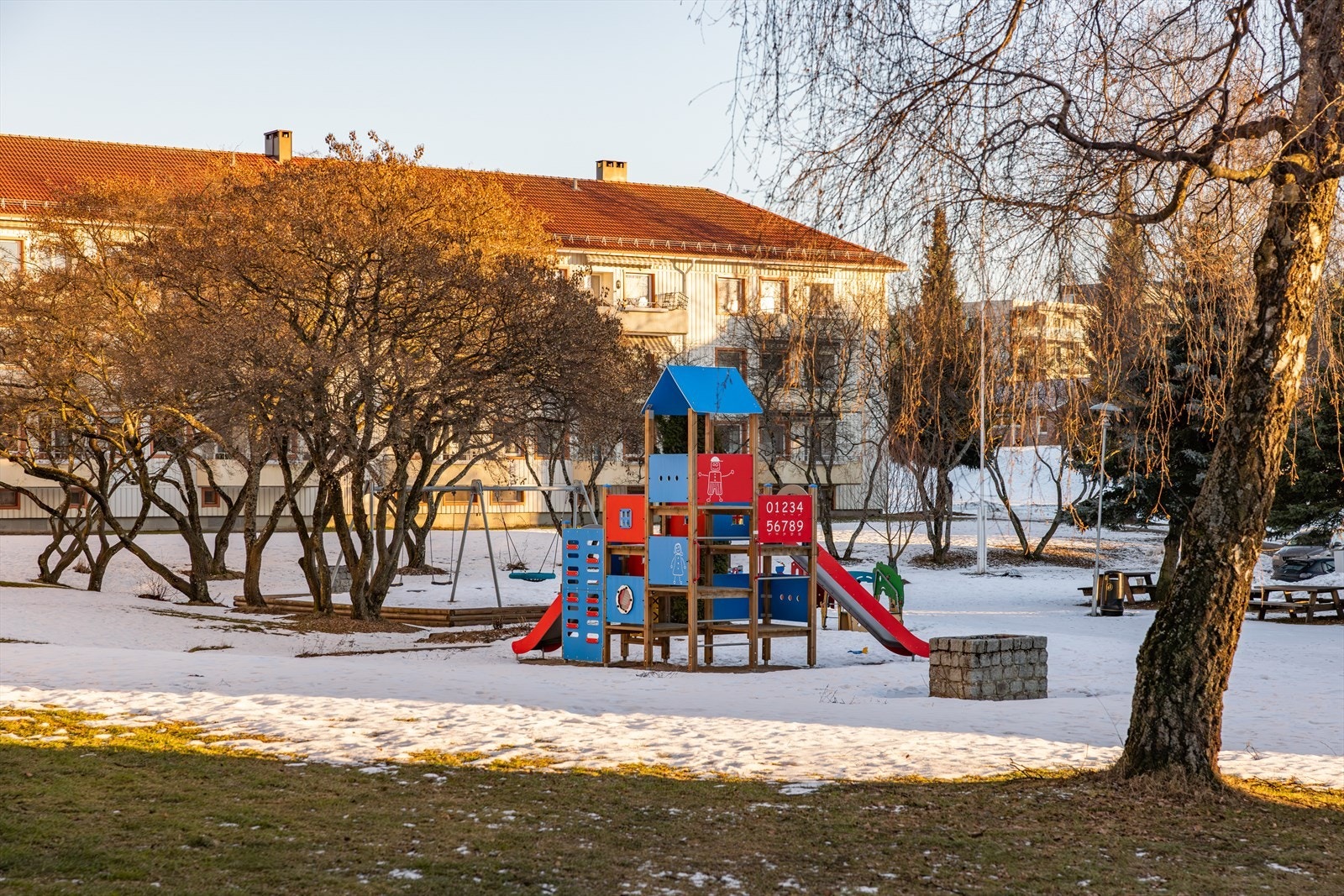 Borettslaget har store grøntarealer opparbeidet med sittegrupper, lekeplass og beplantning Galleribilde
