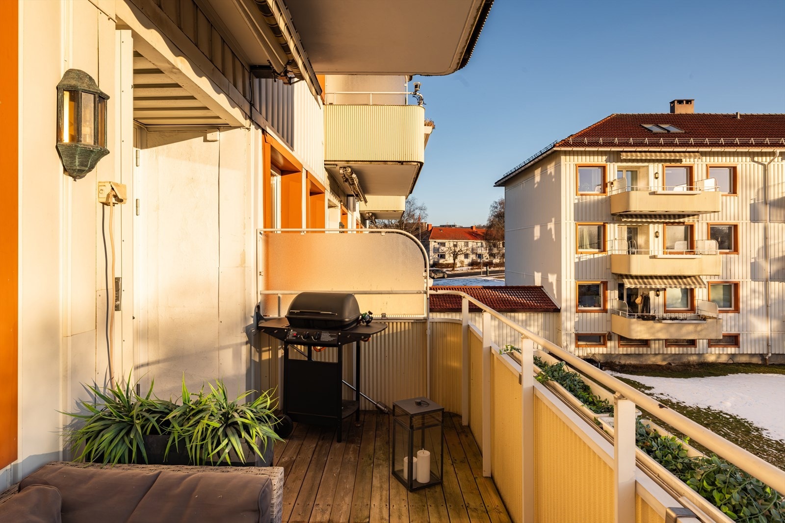 Balkongen har god plass til grill og utemøbler Galleribilde