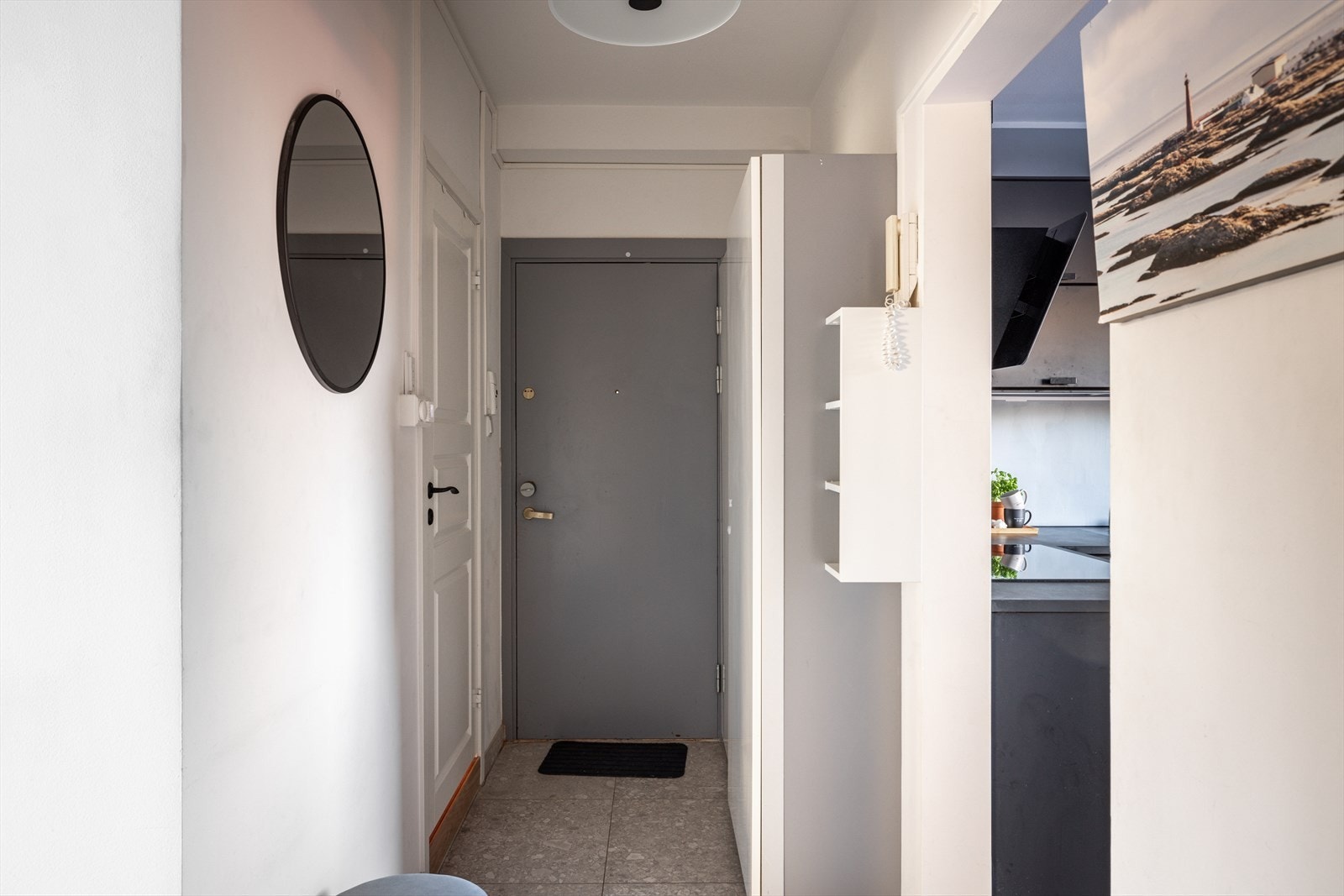 Innbydende entré med lekkert gulv med flis og gulvvarme Galleribilde