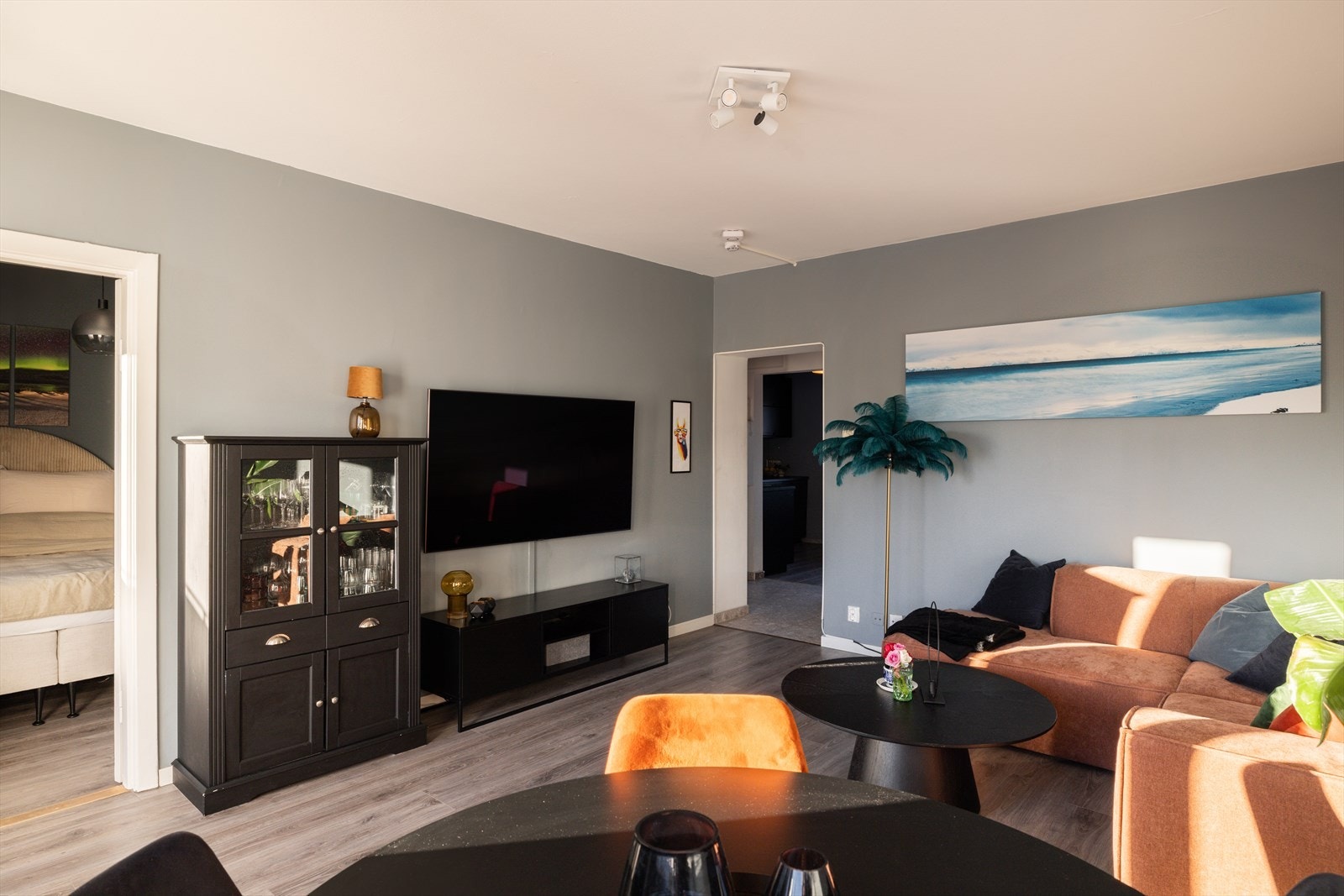 Leiligheten holder god standard, og preges av moderne farge- og materialvalg Galleribilde