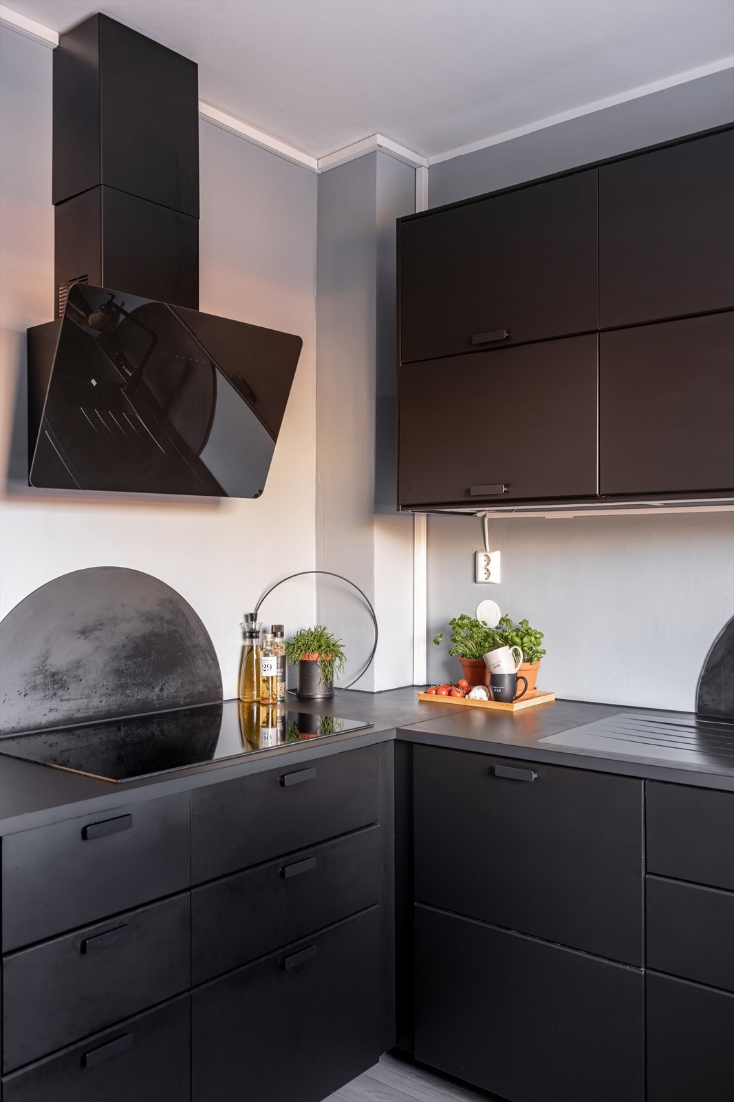 Benkeskap under vask har lys i skuffer og trykk-åpnings-funksjon for den nederste skuffen Galleribilde