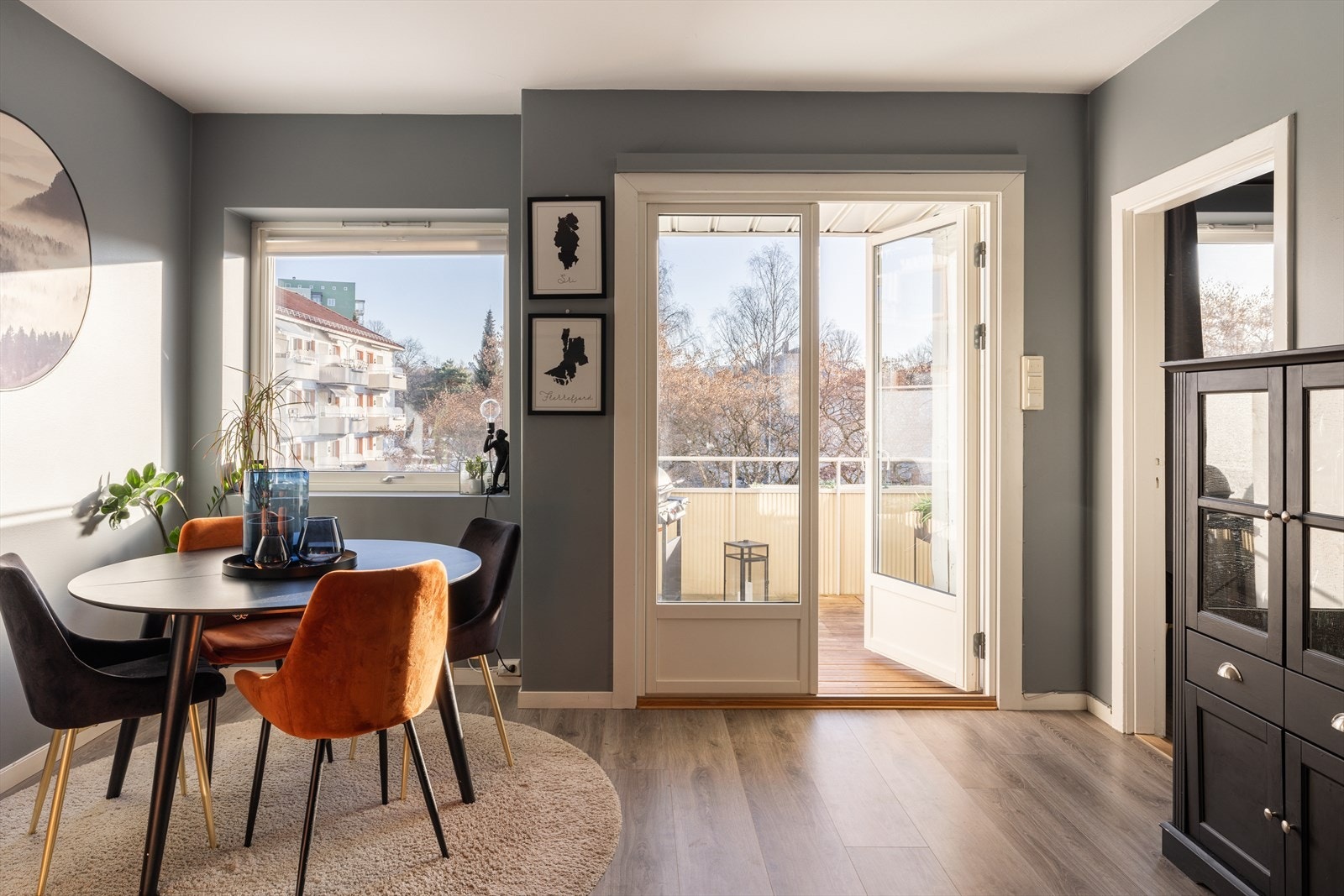 Leiligheten kan friste med en sørvendt, solrik balkong på hele 8 kvm Galleribilde