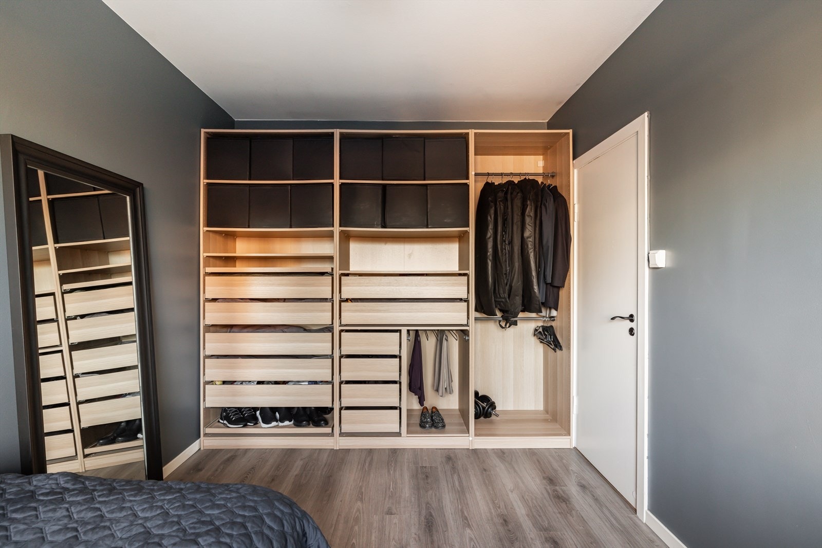 Rommene er malt i lune og behagelige fargetoner Galleribilde