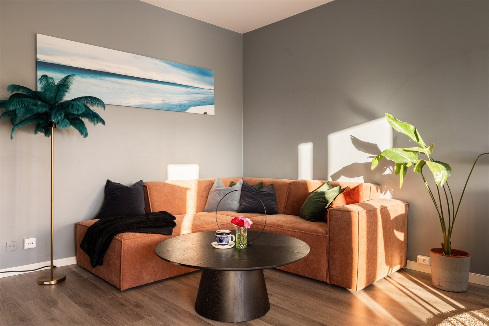 Det er god plass for sofagruppe, tv-møbler og spisebord Galleribilde