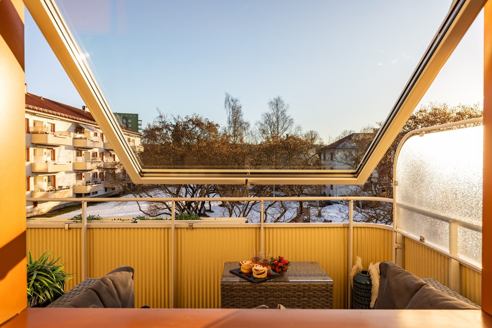 Flott utsyn mot grønne omgivelser fra hovedsoverommet, samt masse lysinnslipp Galleribilde