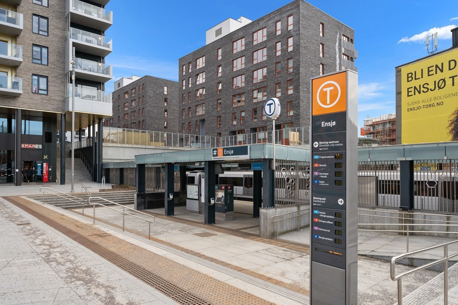 Nærmeste T-bane er på Helsfyr. Ca. 2 min gange fra leiligheten. Det er også kort avstand til nye Ensjøbyen med alt av cafeer, restauranter, treningstilbud og kollektivt. Galleribilde