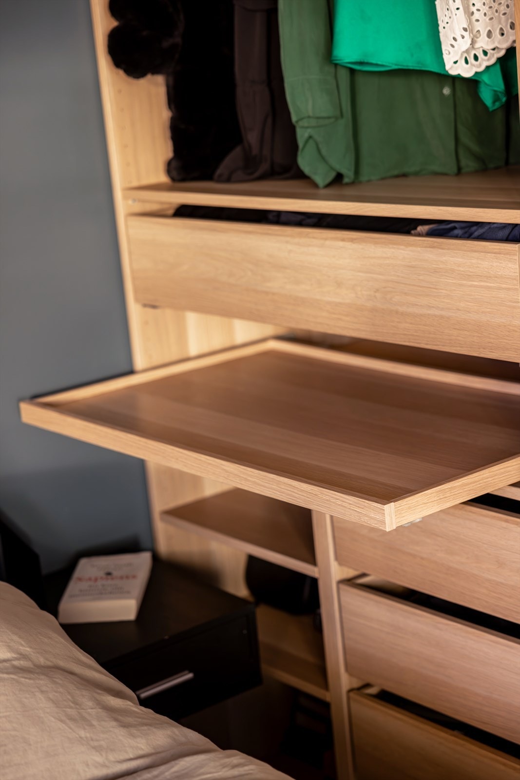 Begge soverommene har store garderobeløsninger for oppbevaring av klær og diverse Galleribilde