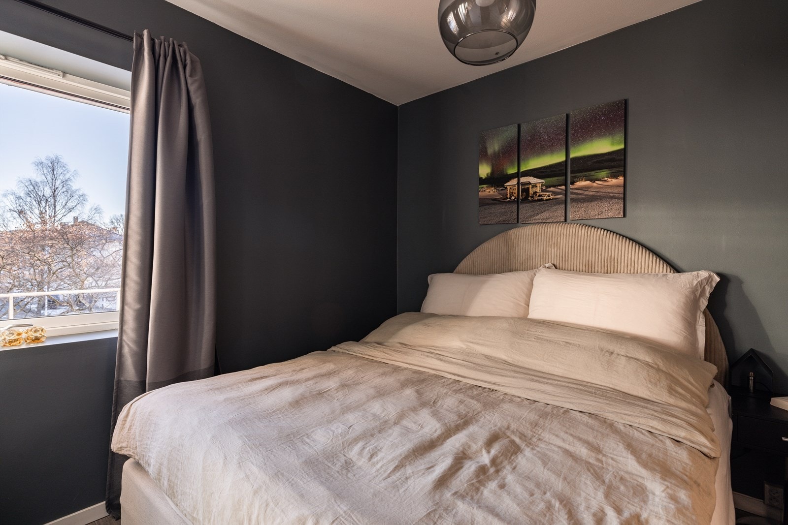 Hovedsoverommet er meget romslig og har god plass for dobbeltseng og tilhørende møblement Galleribilde